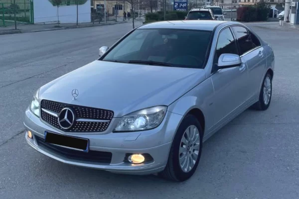 Makina ne shitje ne Fier - 6,000 Euro