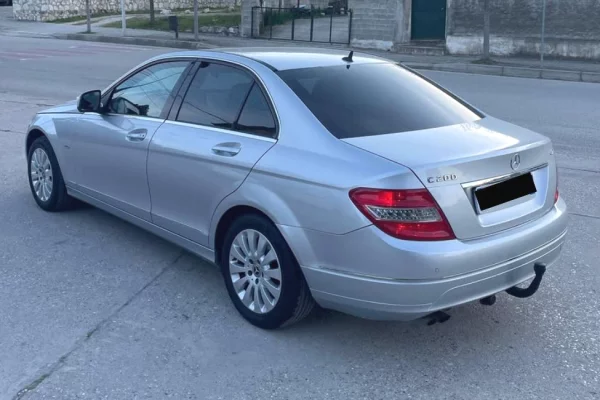 Makina ne shitje ne Fier - 6,000 Euro