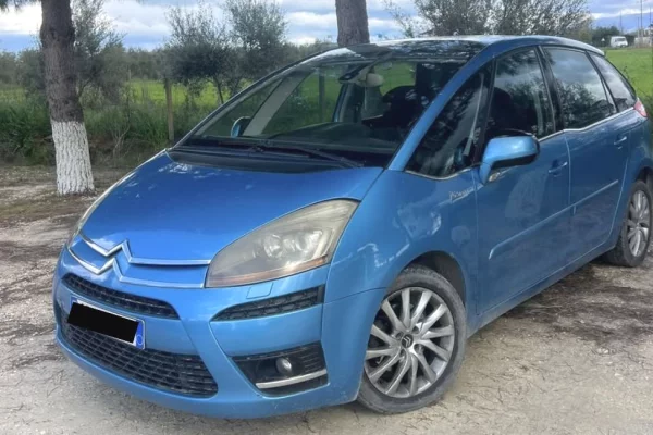 Makina ne shitje ne Tirane - 3,000 Euro