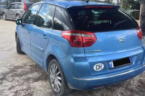 Makina ne shitje ne Tirane - 3,000 Euro