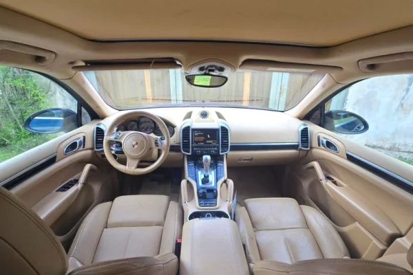 Makina ne shitje ne Tirane - 10,000 Euro