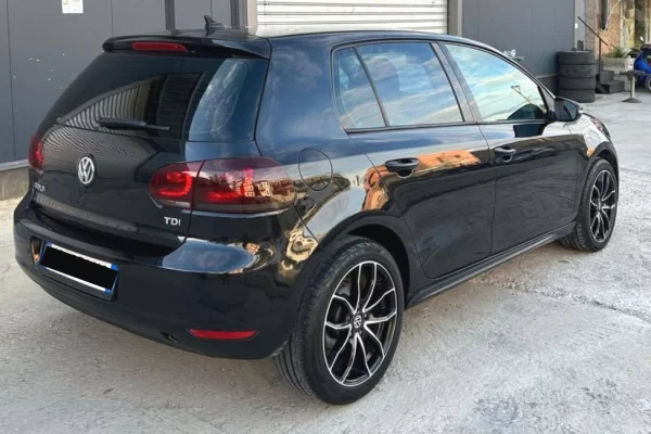 Makina ne shitje ne Tirane - 5,700 Euro