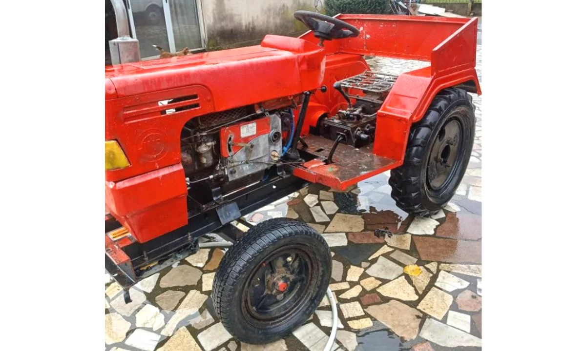 Makina ne shitje ne Lezhe, Tjeter, 2001 Diesel,Kambio Automatik Pagesa 1,400  Euro.