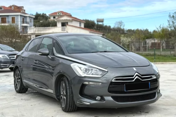 Makina ne shitje ne Tirane - 7,800 Euro