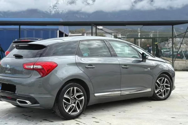 Makina ne shitje ne Tirane - 7,800 Euro