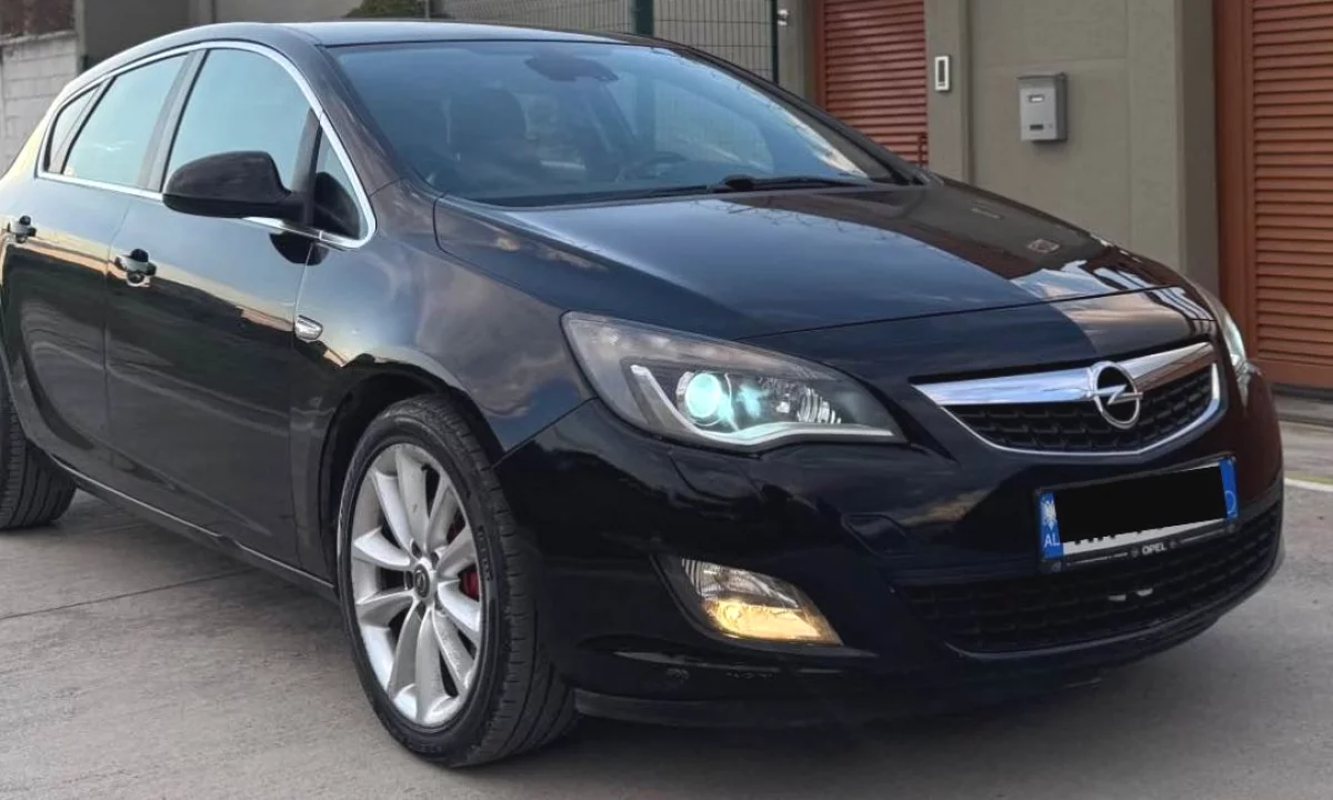 Makina ne shitje ne Elbasan, Opel, 2011 Diesel,Kambio Automatik Pagesa 5,199  Euro.