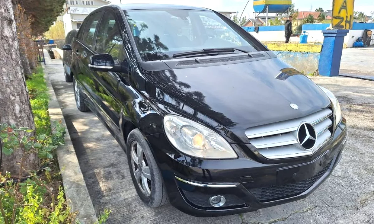 Makina ne shitje ne Elbasan, Mercedes-Benz, 2010 gasoline-gas,Kambio Automatik Pagesa 4,900  Euro.