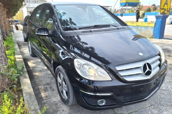 Makina ne shitje ne Elbasan - 4,900 Euro