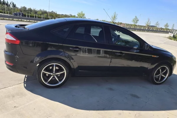 Auto in Vendita a Tirana, Ford, 2008 gasoline-gas,Kambio Automatik Pagamento 3,800  Euro.