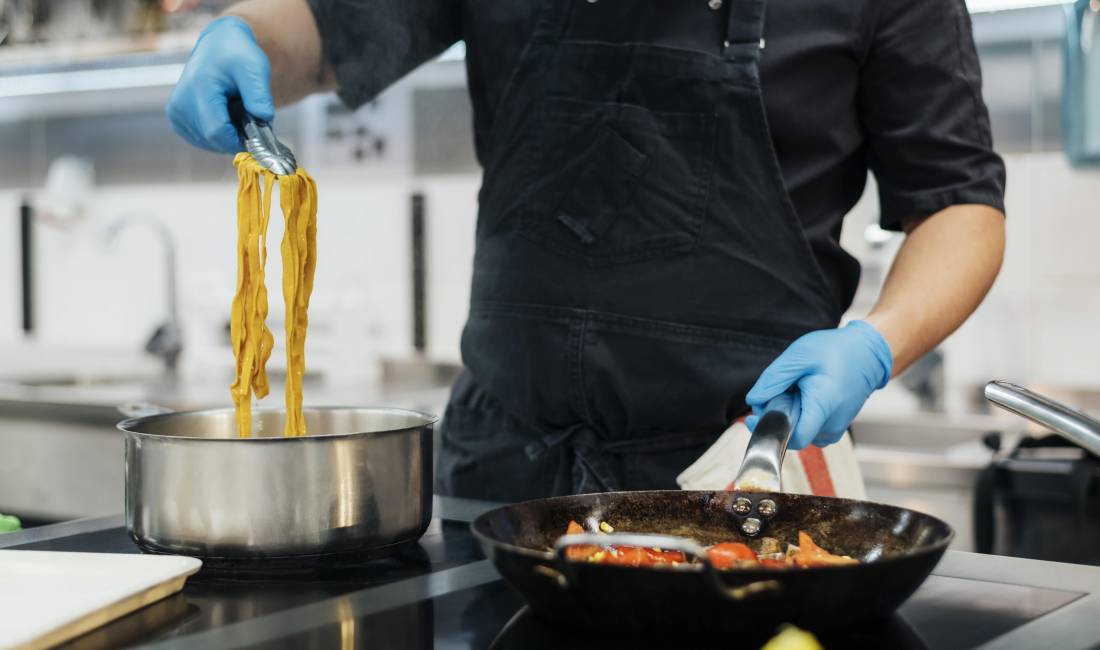 Njoftime Pune ne Himare, Profesioni Ndihmes Kuzhinier , , Pagesa 1,300  Euro.