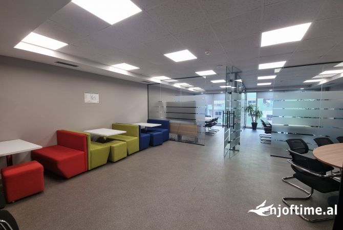 Ambiente Commerciale in Affitto 3+1 a Tirana - 3,300 Euro