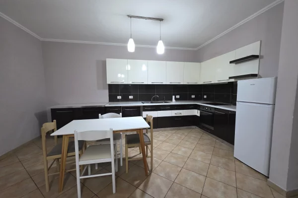 Shtepi me qera Apartament ne Tirane, 2+1, Mobilimi E mobiluar, Pagesa 550  Euro.