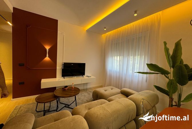 Shitet Apartament modern tek komina e Parisit