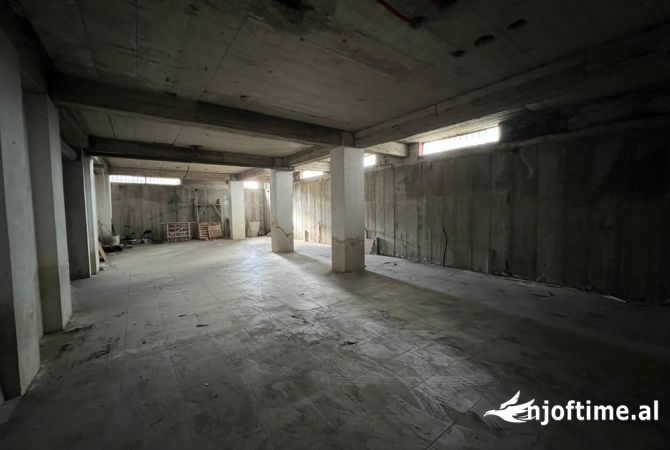 Ambiente Commerciale in Vendita 1+1 a Tirana - 170,000 Euro