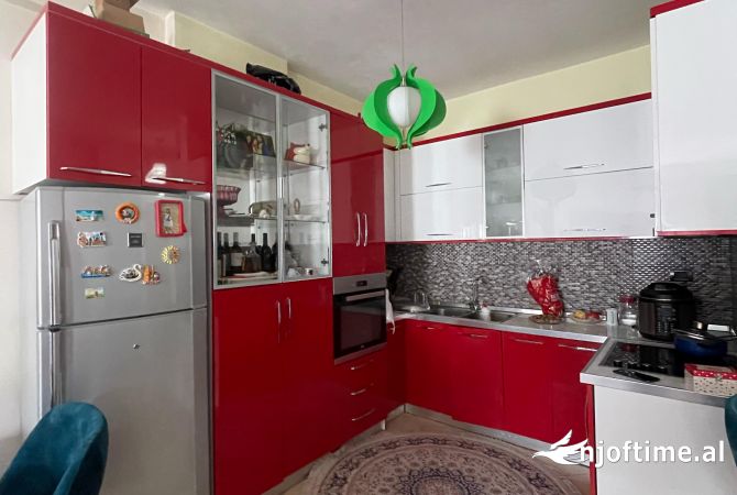 Shitet apartament 1+1 në Yzberisht