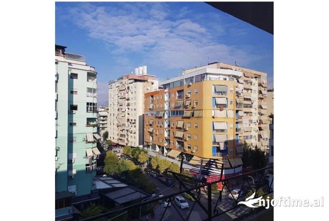 Dyqan Per Shitje Tek Komuna E Parisit