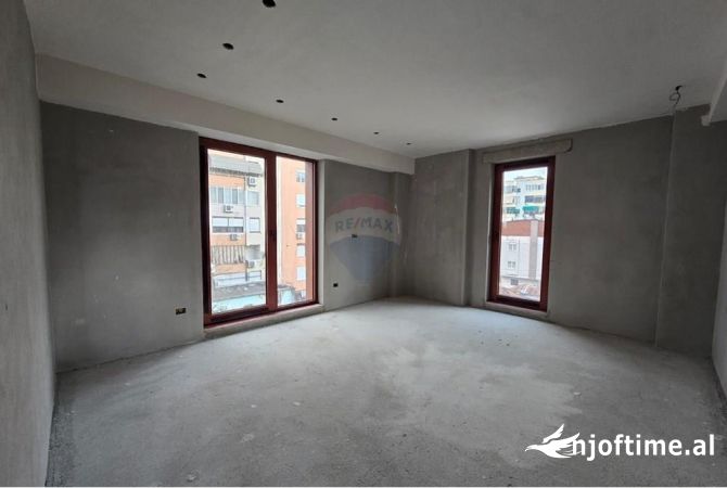 Ambiente Commerciale in Affitto 3+1 a Tirana - 1,500 Euro