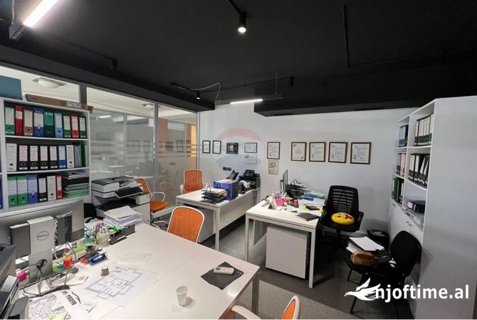 Ambiente Commerciale in Affitto 3+1 a Tirana - 1,100 Euro