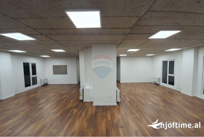 Ambiente Commerciale in Affitto 3+1 a Tirana - 2,300 Euro