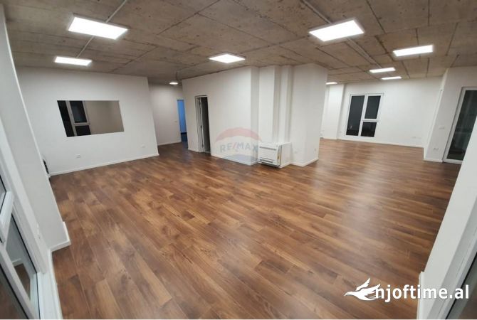 Ambiente Commerciale in Affitto 3+1 a Tirana - 2,300 Euro