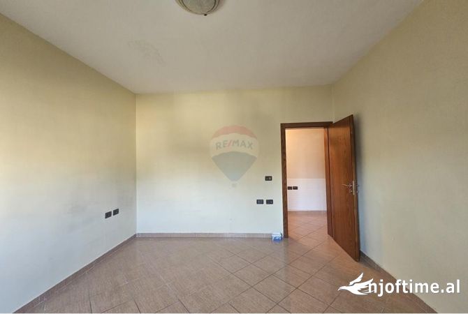 Ambiente Commerciale in Affitto 3+1 a Tirana - 600 Euro