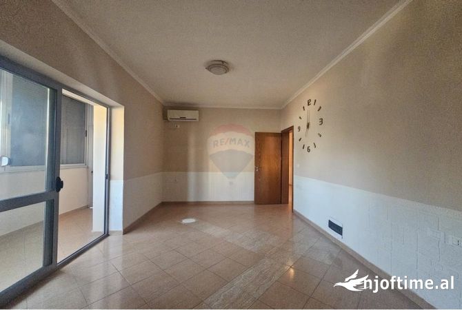 Ambiente Commerciale in Affitto 3+1 a Tirana - 600 Euro