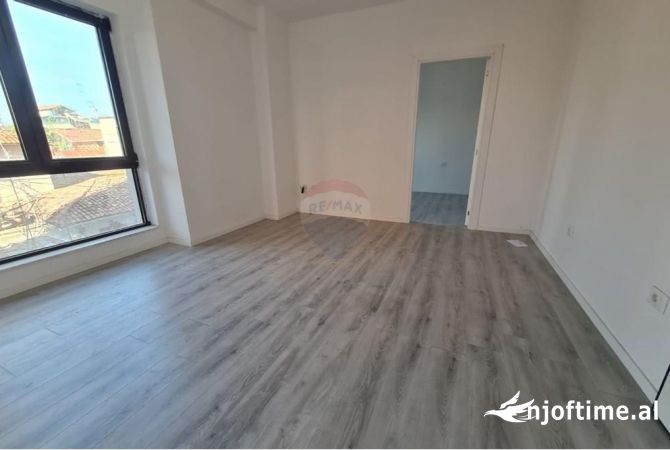 Ambiente Commerciale in Affitto 3+1 a Tirana - 600 Euro