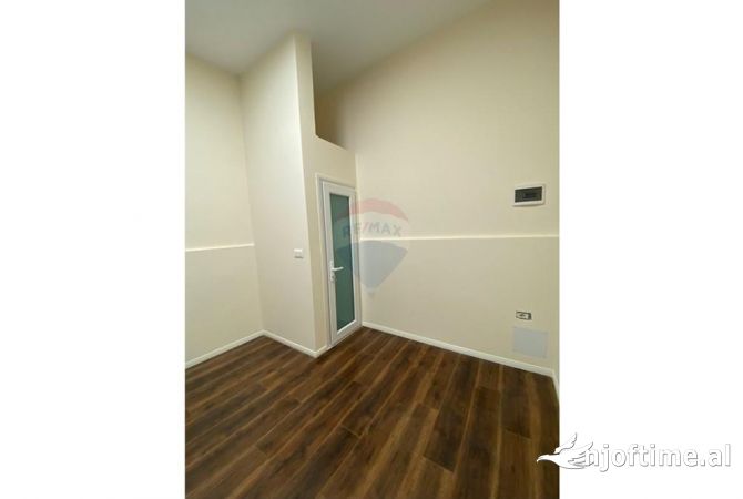 Ambiente Commerciale in Vendita 1+1 a Tirana - 60,000 Euro