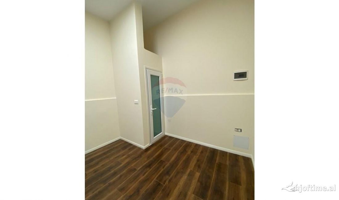 Shitet njesi komerciale tek Komuna e Parisit!