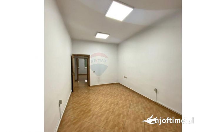 Ambiente Commerciale in Affitto 3+1 a Tirana - 650 Euro