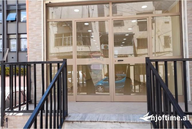 Ambiente Commerciale in Affitto 3+1 a Tirana - 500 Euro