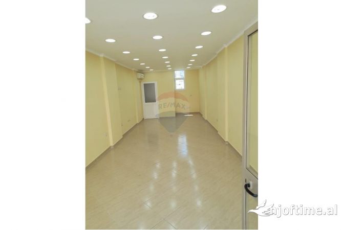 Ambiente Commerciale in Affitto 3+1 a Tirana - 500 Euro
