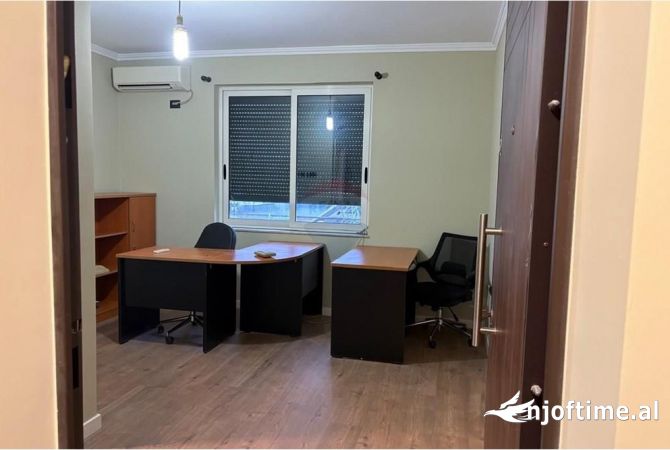 Ambiente Commerciale in Affitto 3+1 a Tirana - 1,000 Euro