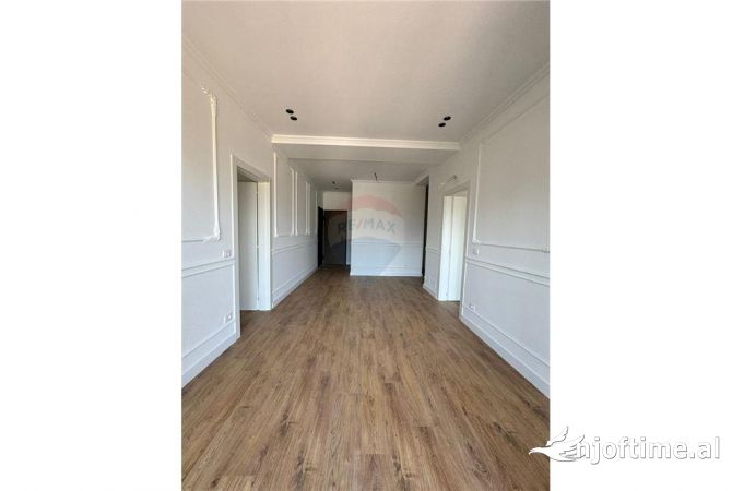 Ambiente Commerciale in Affitto 3+1 a Tirana - 1,000 Euro