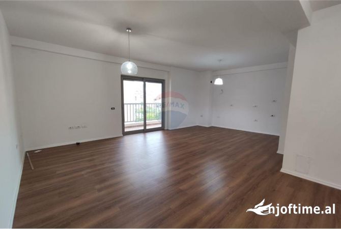 Ambiente Commerciale in Affitto 3+1 a Tirana - 650 Euro