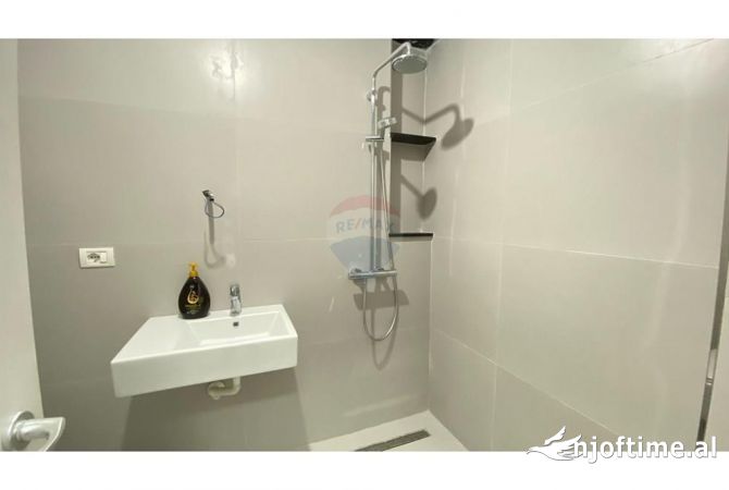 Ambiente Commerciale in Affitto 3+1 a Tirana - 1,300 Euro