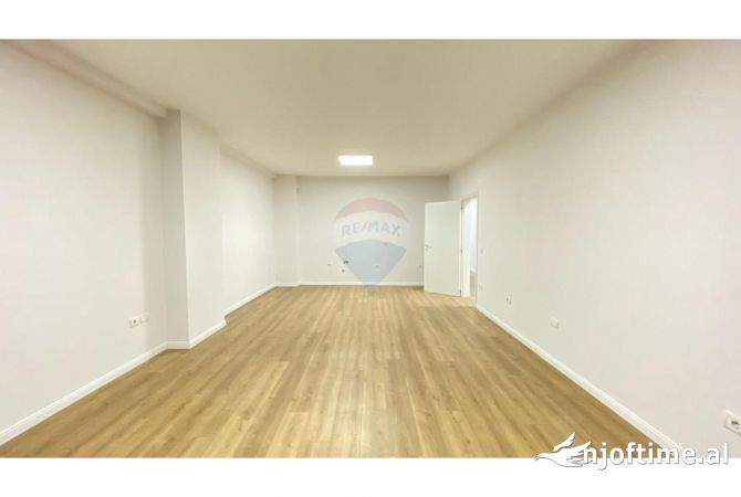 Ambiente Commerciale in Affitto 3+1 a Tirana - 1,300 Euro