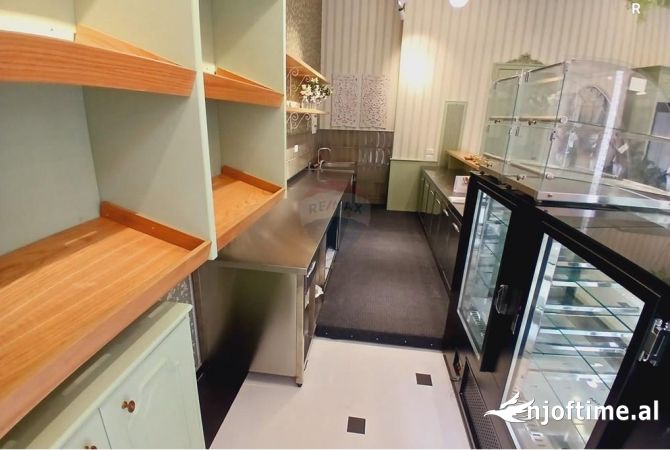 Ambiente Commerciale in Affitto 2+1 a Tirana - 1,500 Euro