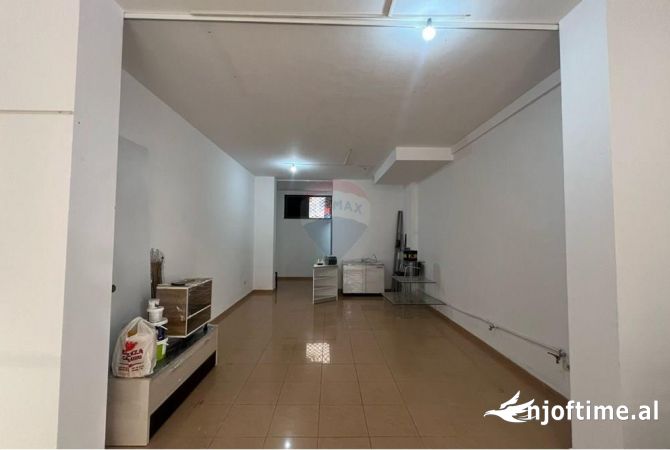 Shitet ambient biznesi në Rrugën Rrapo Hekali.