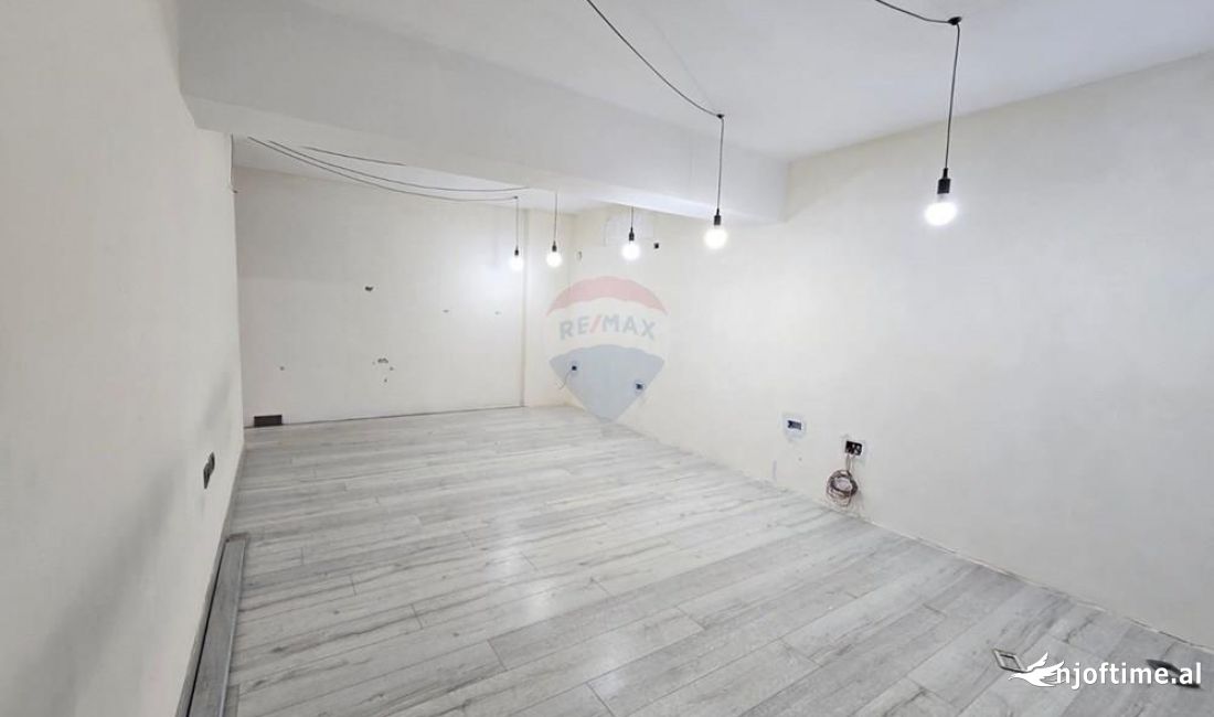 Ambient per zyra me qira ne Myslym Shyri