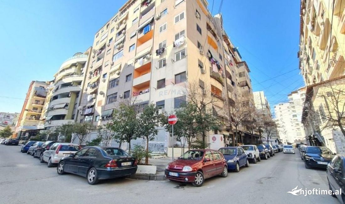 Shitet njesi biznesi – Komuna e Parisit, Tirane