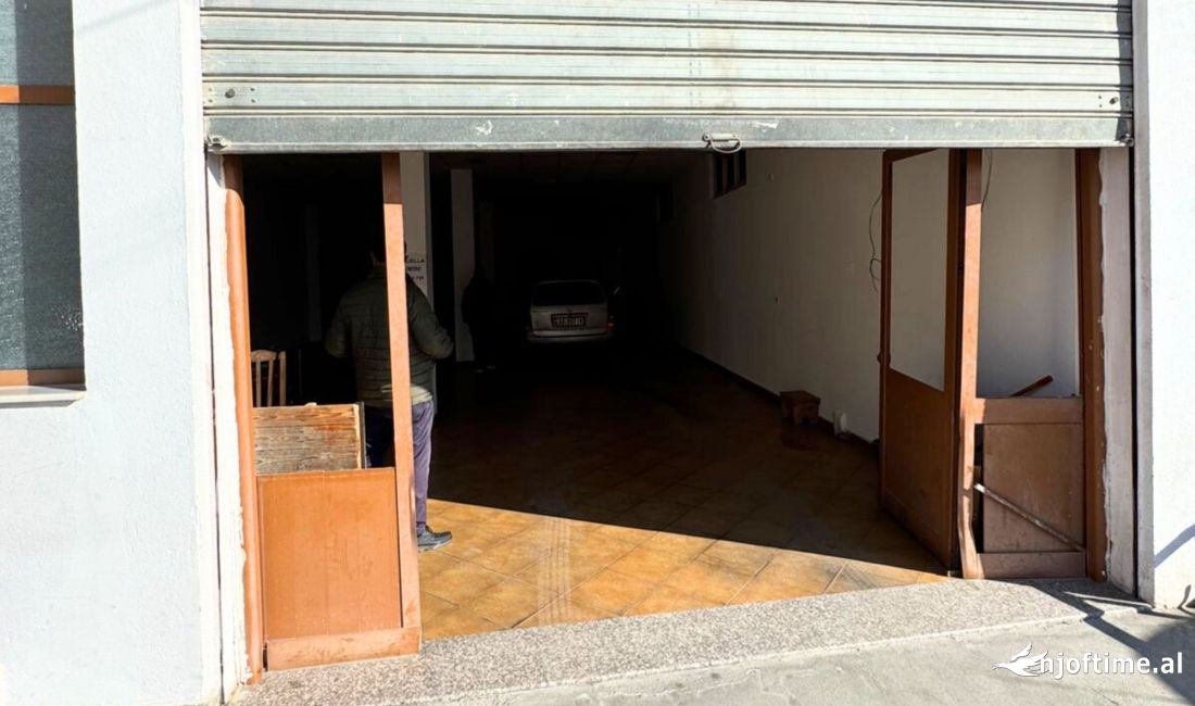 Kavaje,Qira ambjent komercial, shetitorja”Josif Budo “,te sheshi ne qender