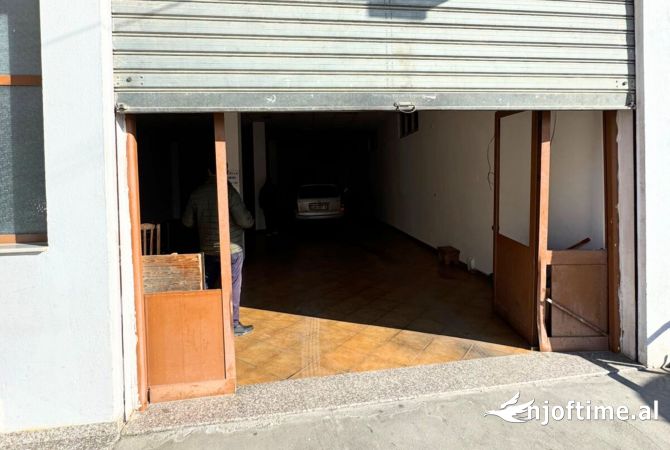 Kavaje,Qira ambjent komercial, shetitorja”Josif Budo “,te sheshi ne qender