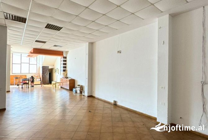 Kavaje,Qira ambjent komercial, shetitorja”Josif Budo “,te sheshi ne qender