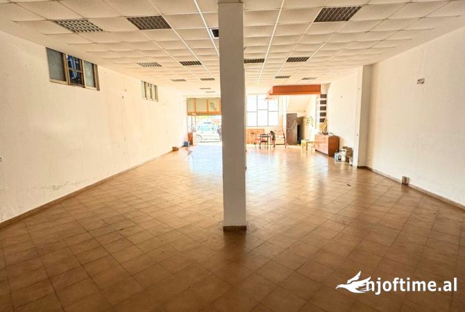 Kavaje,Qira ambjent komercial, shetitorja”Josif Budo “,te sheshi ne qender