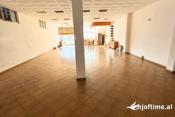 Kavaje,Qira ambjent komercial, shetitorja”Josif Budo “,te sheshi ne qender