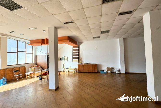 Kavaje,Qira ambjent komercial, shetitorja”Josif Budo “,te sheshi ne qender