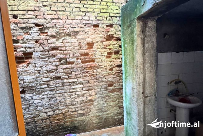 Kavaje,Qira ambjent komercial, shetitorja”Josif Budo “,te sheshi ne qender