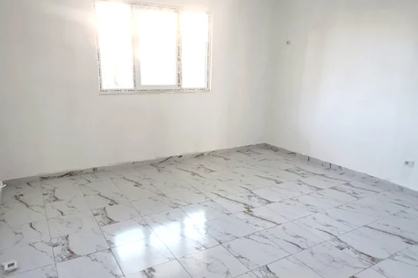 Shtepi ne shitje Apartament ne Kavaje, 1+1, Mobilimi Bosh, pa mobiluar, Pagesa 48,000  Euro.