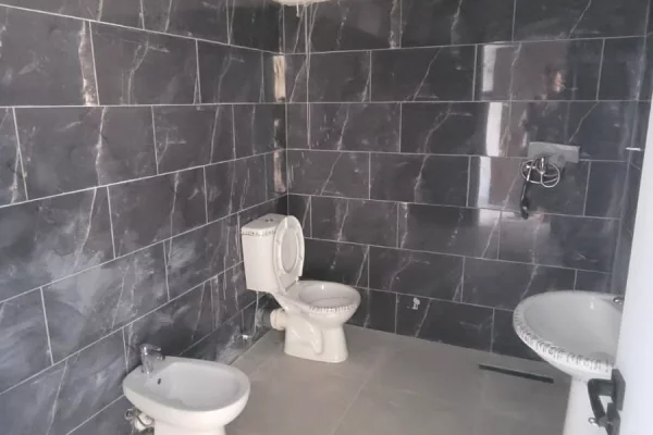 Shtepi ne shitje Apartament ne Kavaje, 1+1, Mobilimi Bosh, pa mobiluar, Pagesa 48,000  Euro.